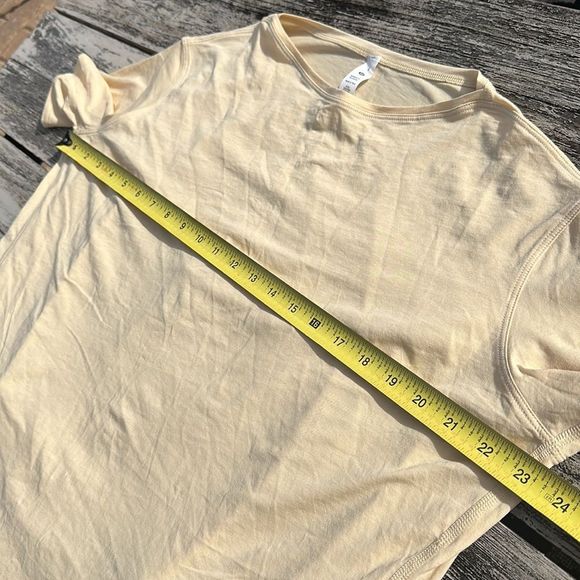 Lululemon Back in Action Short Sleeve Shirt Prosecco Size 4 NWT - Picture 4 of 6